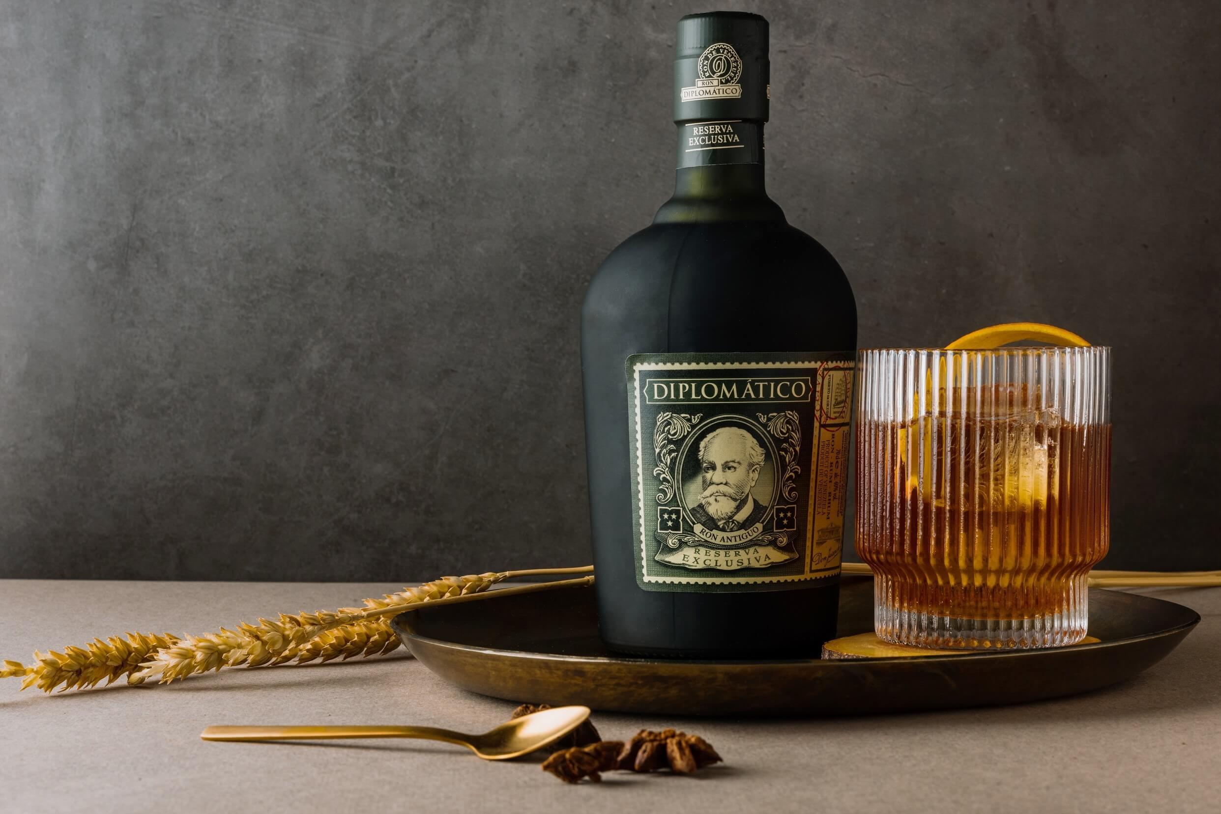 Diplomático Exclusiva rum díszdobozban pohárral és jéggömb készítővel